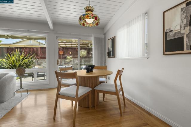 18977 Thornbury ave, Castro Valley CA: https://media.crmls.org/mediaz/620f5818-8526-4f10-8d56-7fa28de4f382.jpg
