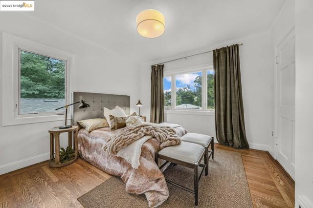 5925 Outlook Ave, Oakland CA: https://media.crmls.org/mediaz/620fc116-ff9a-4c14-8b40-10bfdc84e9b3.jpg
