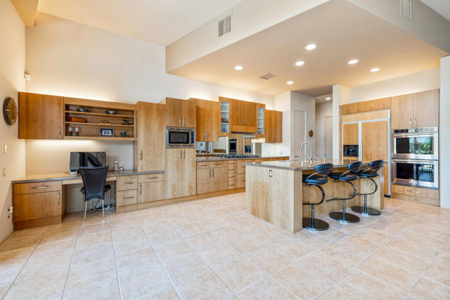 12 Boulder Lane, Rancho Mirage CA: https://media.crmls.org/mediaz/62111180-5002-4ed2-b0bc-fd50d486edfd.jpg