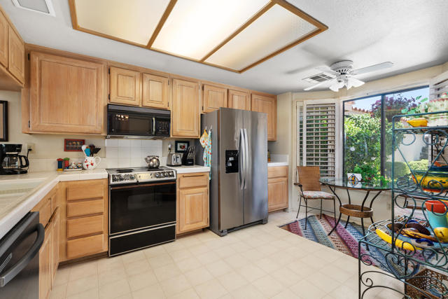 265 Calle Del Verano, Palm Desert CA: https://media.crmls.org/mediaz/6211614d-94f5-4350-ba4b-2d808bf13c07.jpg