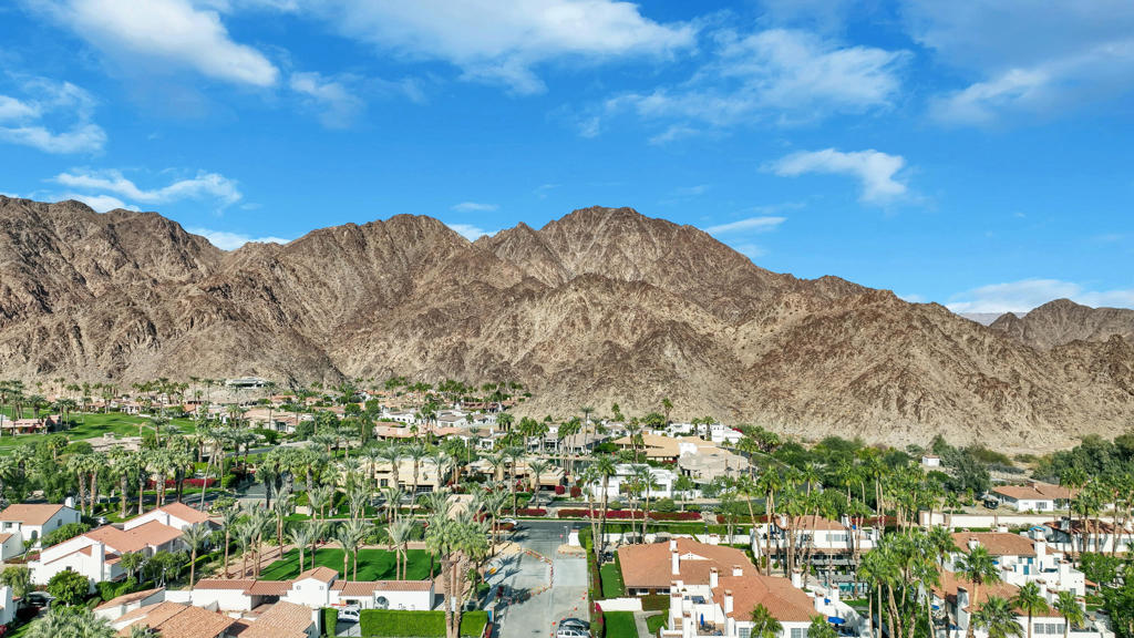 https://media.crmls.org/mediaz/6211b09a-95c2-4a8a-b0fe-4140a444c8ed.jpg?preset=X-Large