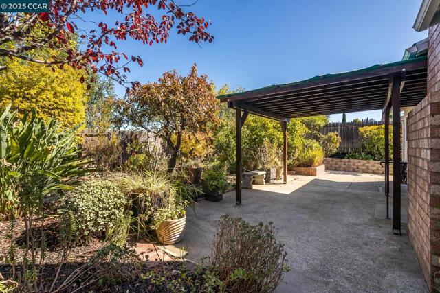 1769 Redwood Rd, Hercules CA: https://media.crmls.org/mediaz/62123769-e5df-4403-82a7-9bd9aa189e66.jpg