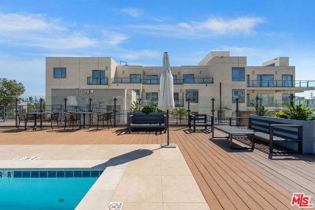 5245 Santa Monica Boulevard, Los Angeles CA: https://media.crmls.org/mediaz/62126f08-f33a-48f5-ae6f-012cd2dde046.jpg