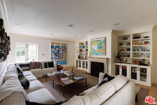 400 S Hudson Avenue, Los Angeles CA: https://media.crmls.org/mediaz/6212899d-1d16-4ed9-b084-19a2f3f1e759.jpg