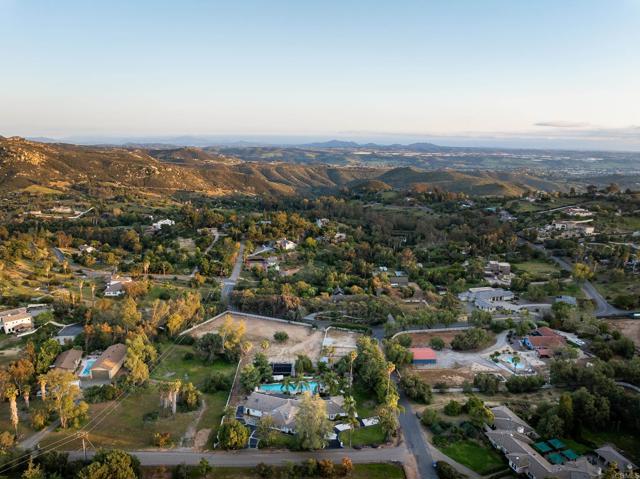 15017 Skyridge Road, Poway CA: https://media.crmls.org/mediaz/6212a7fe-94b5-4601-8b54-8b0dda4e41db.jpg
