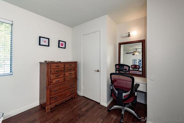 9855 Mission Greens Ct, Santee CA: https://media.crmls.org/mediaz/6212ab0d-7d94-4cba-a97d-836bff409971.jpg