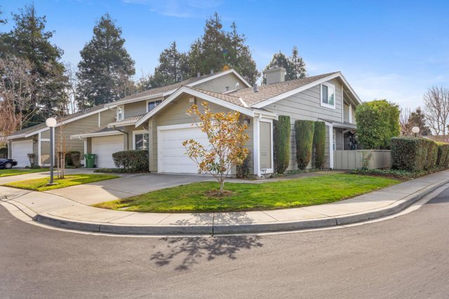 34203 Petard Ter, Fremont CA: https://media.crmls.org/mediaz/6212e801-938e-484f-aed6-5b014e48faa6.jpg