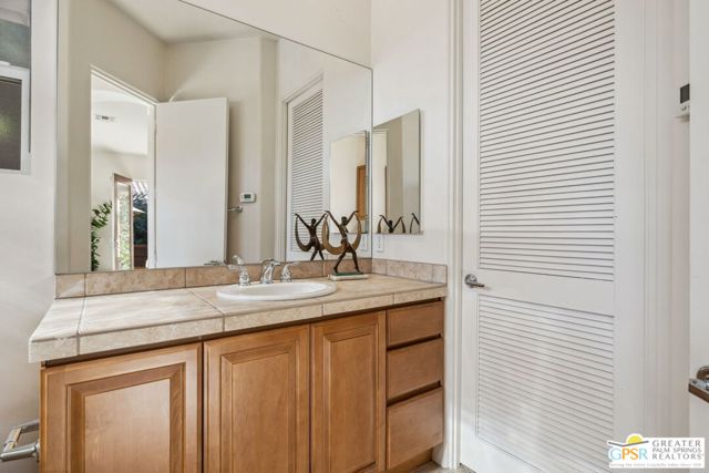 2 Varsity Circle, Rancho Mirage CA: https://media.crmls.org/mediaz/62136833-e616-40e7-a1ce-9a53051b1c7b.jpg