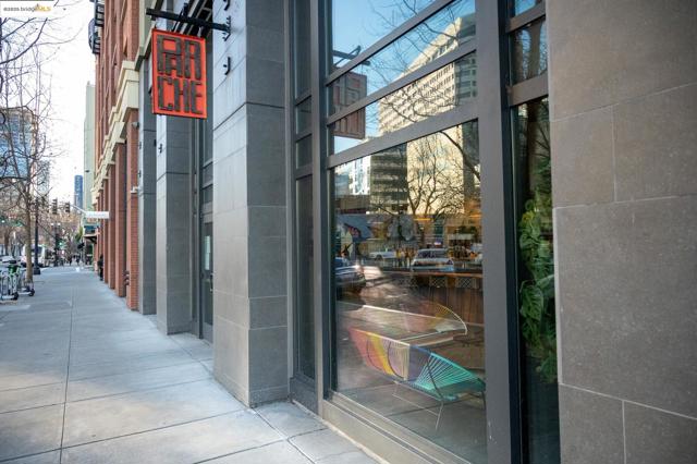 438 W Grand Ave, Oakland CA: https://media.crmls.org/mediaz/6213ab93-7e9e-47f8-b86a-0d179bfdf8d1.jpg