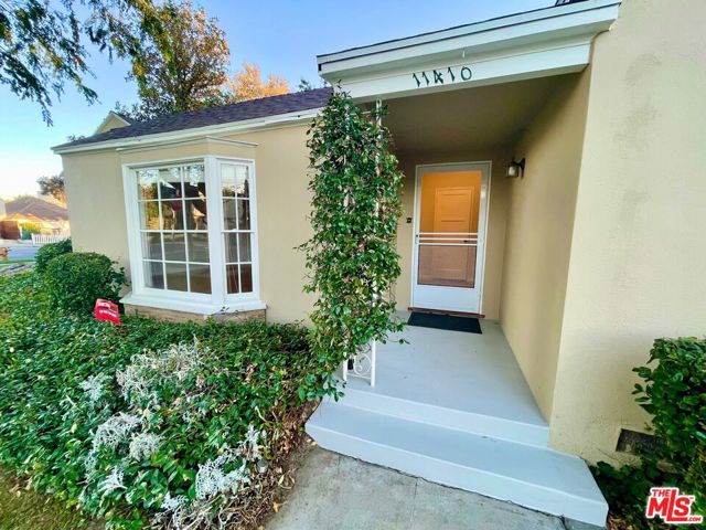 11410 Aqua Vista Street, Studio City CA: https://media.crmls.org/mediaz/6213b104-46bb-4cf0-a755-7f2b5d6dfded.jpg