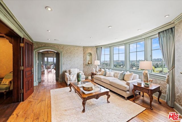 19000 Dorlon Drive, Tarzana CA: https://media.crmls.org/mediaz/62141027-7230-4b9e-b7a4-6847aff89ed8.jpg