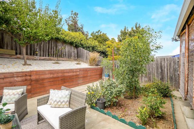 22633 Mossy Rock Drive, Hayward CA: https://media.crmls.org/mediaz/62147917-7814-4119-92a2-0245fc9a0a98.jpg