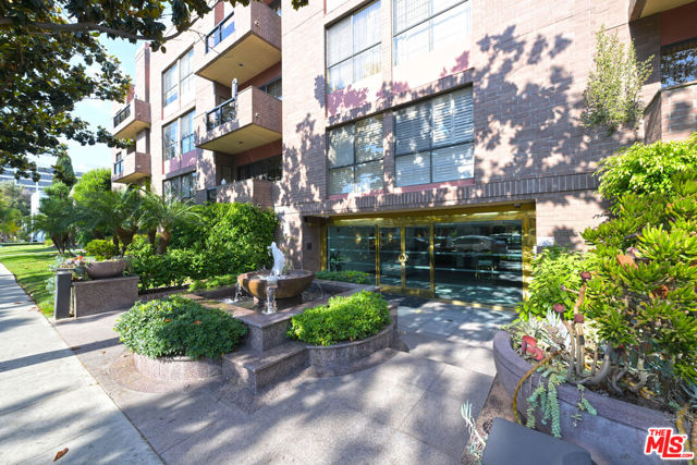 234 S Gale Drive, Beverly Hills CA: https://media.crmls.org/mediaz/62156bb3-45e2-4f0f-a598-3e8c479df730.jpg