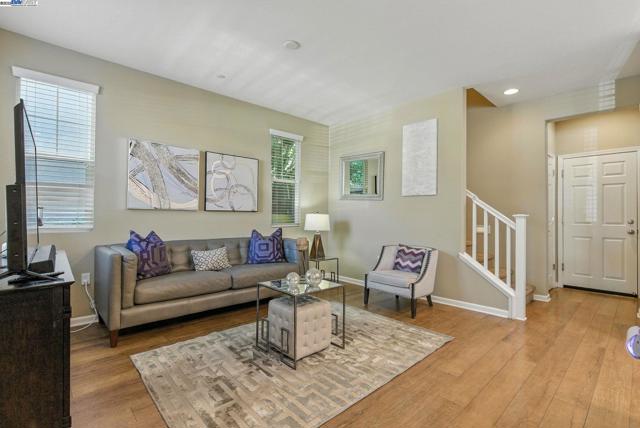 841 Fan Palm Ln, Brentwood CA: https://media.crmls.org/mediaz/621594e2-d3f3-4457-bd66-b76a02e7d695.jpg