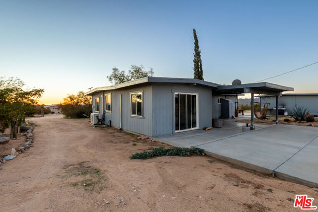 2724 Stonehill Avenue, Joshua Tree CA: https://media.crmls.org/mediaz/6216b975-b504-4e2b-b2a2-051f4212e2cd.jpg