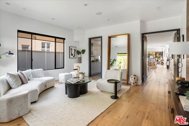 616 N FULLER Avenue, Los Angeles CA: https://media.crmls.org/mediaz/6216fd36-7869-4106-a11a-8b13125b3361.jpg