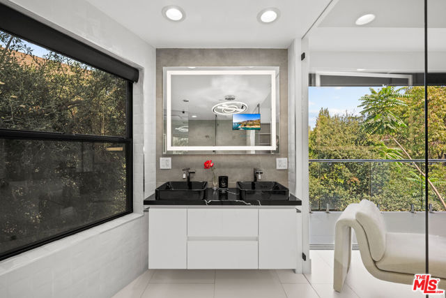 7141 Woodrow Wilson Drive, Los Angeles CA: https://media.crmls.org/mediaz/6217bd00-c654-40ee-9fd4-582faa20269d.jpg