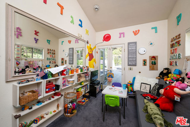 22205 Dardenne Street, Calabasas CA: https://media.crmls.org/mediaz/6218378f-9190-484d-8106-329fb93a9440.jpg