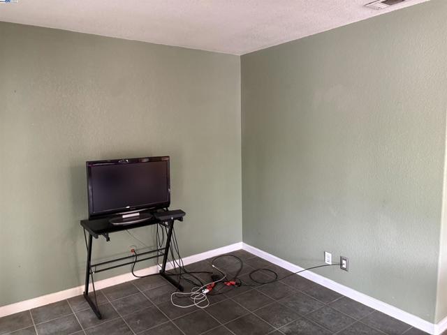 24909 Avocado Ct, Hayward CA: https://media.crmls.org/mediaz/62189ade-7a24-4823-8f9c-61fb7b28e7d6.jpg