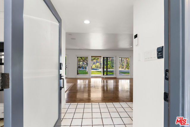 3761 Sheridge Drive, Sherman Oaks CA: https://media.crmls.org/mediaz/621a2787-4e7f-49b0-82b9-ca156987341e.jpg