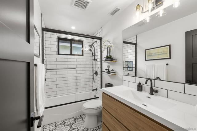 2146 Foster St, Oceanside CA: https://media.crmls.org/mediaz/621a4eba-c02d-4945-bbc7-c5d7ac87dd71.jpg