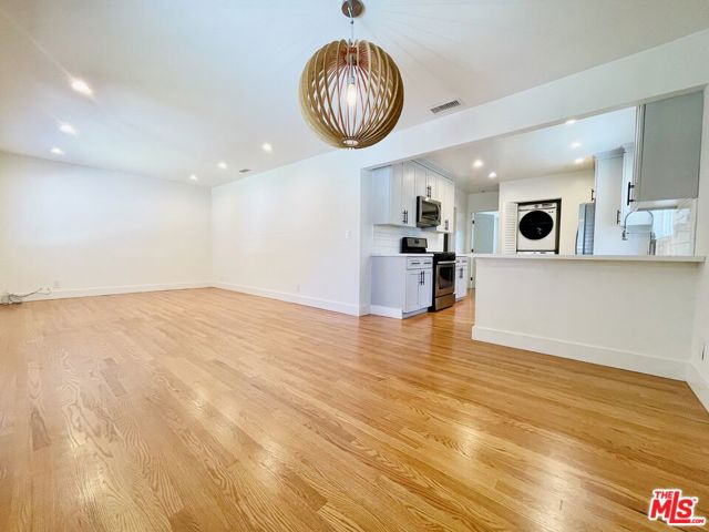2908 Glenhurst Avenue, Los Angeles CA: https://media.crmls.org/mediaz/621b05ea-a111-4db8-bd41-e7f891eac0ce.jpg