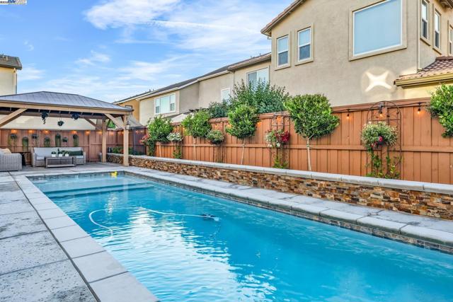 2305 Augusta Ave, Tracy CA: https://media.crmls.org/mediaz/621c35ee-7397-43b3-bb3b-04d544f891f9.jpg