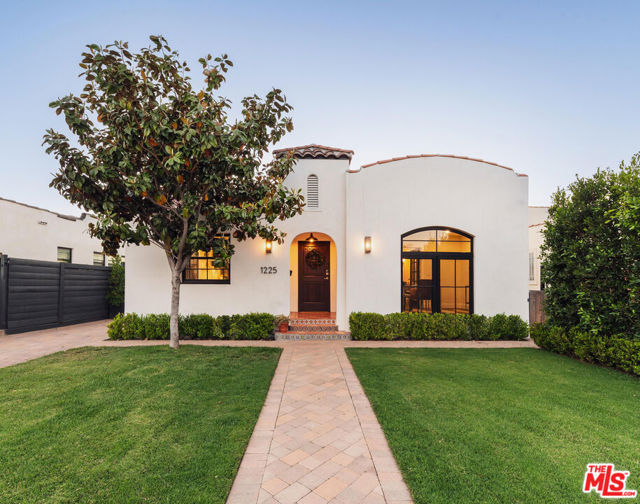 1225 S Cloverdale Avenue, Los Angeles CA: https://media.crmls.org/mediaz/621c75db-51e5-4524-86cd-8da95237f6a7.jpg
