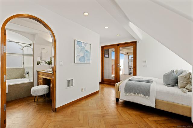 2617 Ocean Front Walk, San Diego CA: https://media.crmls.org/mediaz/621d3327-cb37-41b5-a57b-57cc91f895a8.jpg