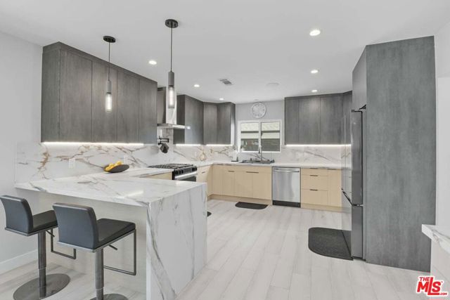 9710 S 8th Avenue, Inglewood CA: https://media.crmls.org/mediaz/621d6ed5-5fba-4718-bc0f-c9d81dffdc5b.jpg