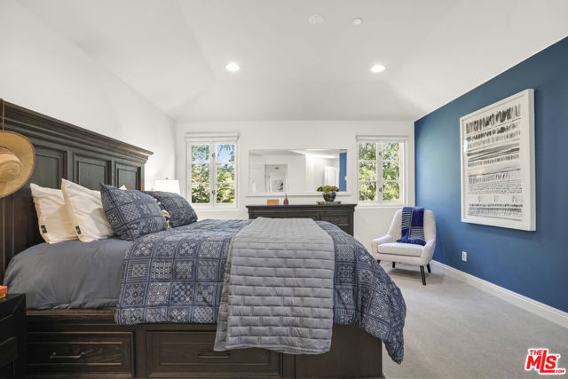 18414 Corazon Circle, Tarzana CA: https://media.crmls.org/mediaz/621dec60-a3b6-4bcb-b111-69e207705667.jpg