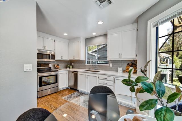 246 Canyon Woods Way, San Ramon CA: https://media.crmls.org/mediaz/621f9f66-9b80-46c8-9d5f-c29dd55b619b.jpg