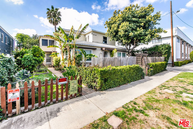 139 N Harper Avenue, Los Angeles CA: https://media.crmls.org/mediaz/622039af-77d0-4bdf-b95a-b84da35e6fa4.jpg