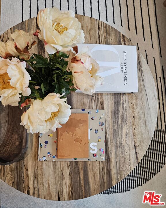 17 Sunset Avenue, Venice CA: https://media.crmls.org/mediaz/622178bd-4803-472f-8d51-675b9aabdcdf.jpg
