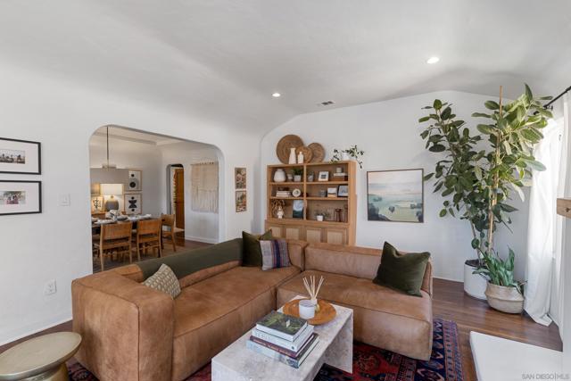 4826 Biona Dr, San Diego CA: https://media.crmls.org/mediaz/622194aa-cb78-4c09-b2d6-41ec75fc9936.jpg