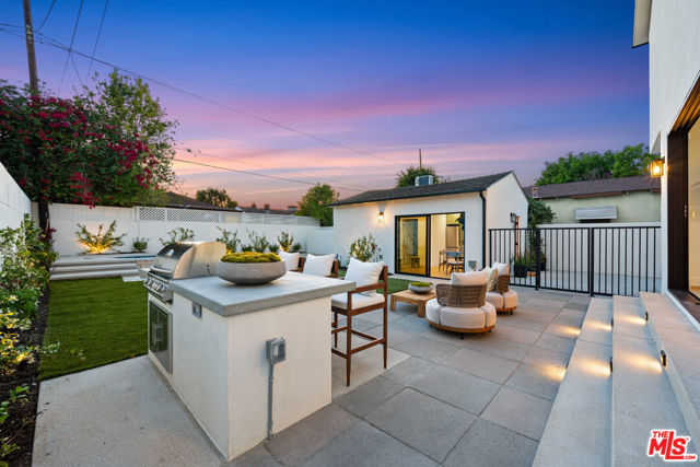 4949 Sancola Avenue, Toluca Lake CA: https://media.crmls.org/mediaz/6221dc32-b54d-443b-9a65-d79e6d21407c.jpg