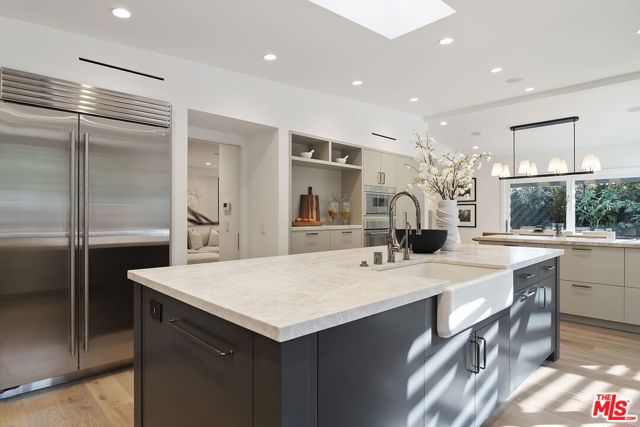 1305 Duende Lane, Pacific Palisades CA: https://media.crmls.org/mediaz/62228b2c-4def-496c-a526-7b8bfabab4b3.jpg