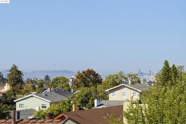 3945 Randolph Ave, Oakland CA: https://media.crmls.org/mediaz/6222911c-a1eb-4822-9146-2fc05b020e48.jpg