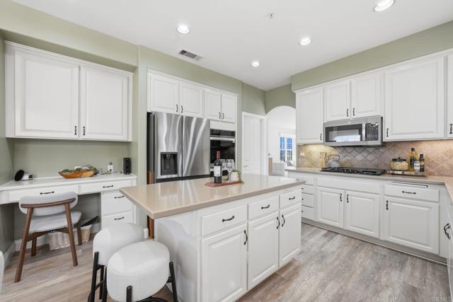 Detail Gallery Image 19 of 68 For 1921 Cresthaven Dr, Vista,  CA 92084 - 4 Beds | 3 Baths