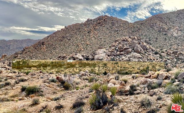 8198 Uphill Road, Joshua Tree CA: https://media.crmls.org/mediaz/6223482a-3159-493e-a023-df2684000336.jpg