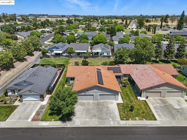 177 Bryce Way, Vacaville CA: https://media.crmls.org/mediaz/62235615-ea11-438c-a5da-44e538326f0f.jpg