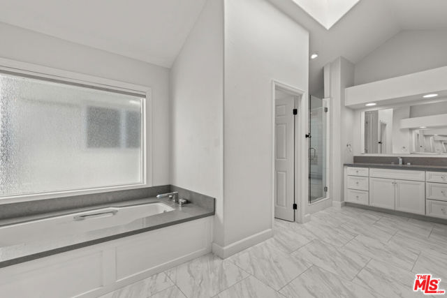 4370 Park Monte Nord, Calabasas CA: https://media.crmls.org/mediaz/6224ae66-82ba-4dbc-b607-71a2ae9558e1.jpg
