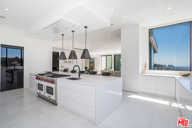 9406 Lloydcrest Drive, Beverly Hills CA: https://media.crmls.org/mediaz/6224b7ea-7245-4d32-a0de-8b1feac92368.jpg