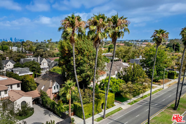 338 S Highland Avenue, Los Angeles CA: https://media.crmls.org/mediaz/6225f5fd-54a2-48f7-838d-bb50c3c5e332.jpg