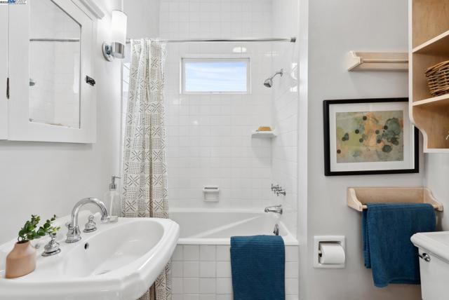 3206 Garfield Ave, Alameda CA: https://media.crmls.org/mediaz/62285aab-06d4-491f-8bce-b76d8bbdc1f1.jpg