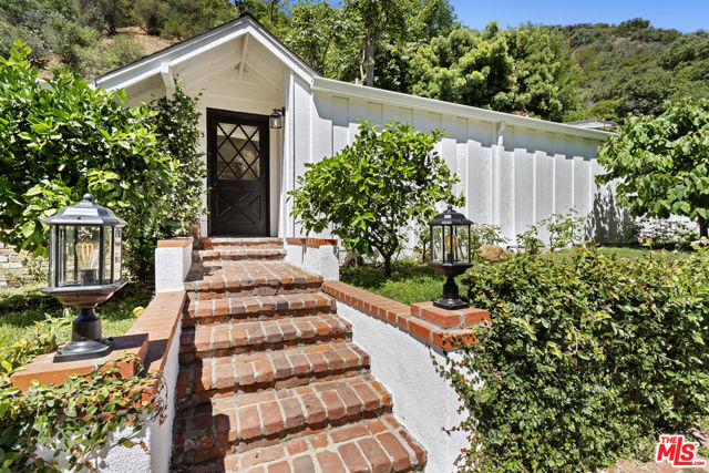 3933 Mandeville Canyon Road, Los Angeles CA: https://media.crmls.org/mediaz/6228b191-599e-4017-9686-993d4d6d5554.jpg