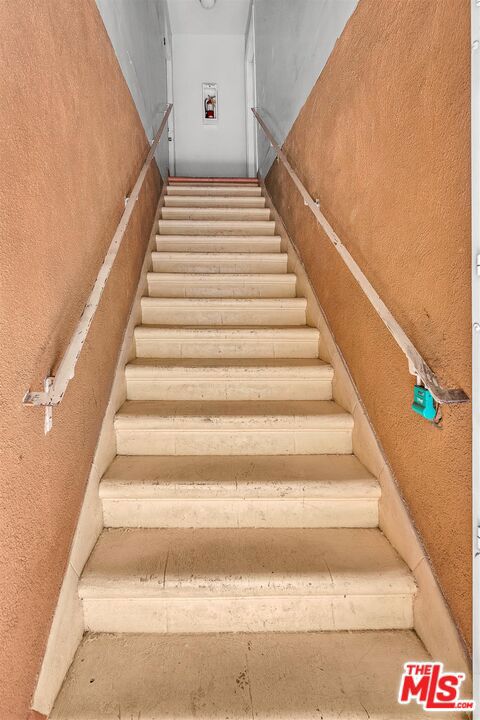 1050 N Laurel Avenue, West Hollywood CA: https://media.crmls.org/mediaz/622946f5-8c92-4c7e-b357-011f26ea342c.jpg