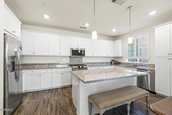 490 Jubilee Place, Santa Paula CA: https://media.crmls.org/mediaz/6229582a-06ae-4c2a-9f76-be8511571512.jpg