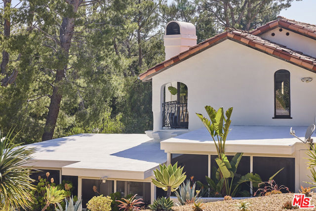 2266 Cold Canyon Road, Calabasas CA: https://media.crmls.org/mediaz/622960c3-718c-44be-80f7-980ea54bd55a.jpg