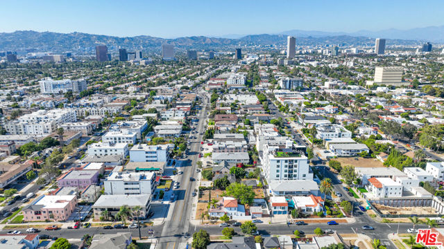1562 S Fairfax Avenue, Los Angeles CA: https://media.crmls.org/mediaz/62297176-fffe-49b7-a393-b1a854c57489.jpg